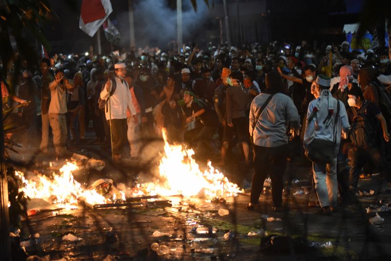 Demonstran terlibat kericuhan saat menggelar Aksi 22 Mei di depan gedung Bawaslu, Jakarta, Rabu (22/5)./ Antara Foto