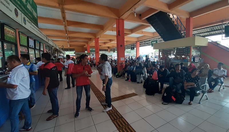 Suasana Terminal Kampung Rambutan, Jakarta Timur, Kamis (30/5). Alinea.id/Achmad Al Fiqri.