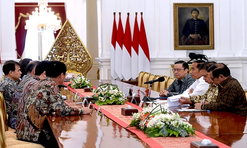 Presiden Joko Widodo menerima kunjungan Hyundai Motors Grup yang dipimpin oleh Executive Vice Chairman Chung Eisun di Istana Negara, Jakarta, Kamis (25/7). / Kementerian Perindustrian