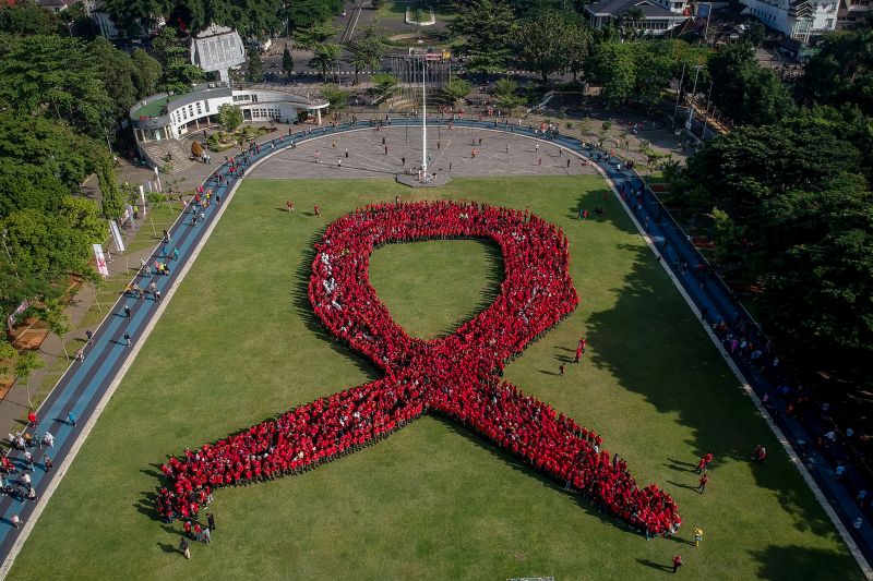 Ribuan peserta membentuk formasi Pita Merah saat pemecahan rekor MURI di Lapangan Gasibu, Bandung, Jawa Barat, Sabtu (30/11). /Antara Foto.
