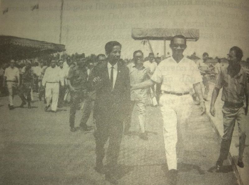 Bersama Menteri PUTL Ir. Sutami, Ali Sadikin meninjau proyek. /Repro buku Bang Ali: Demi Jakarta (1966-1977).