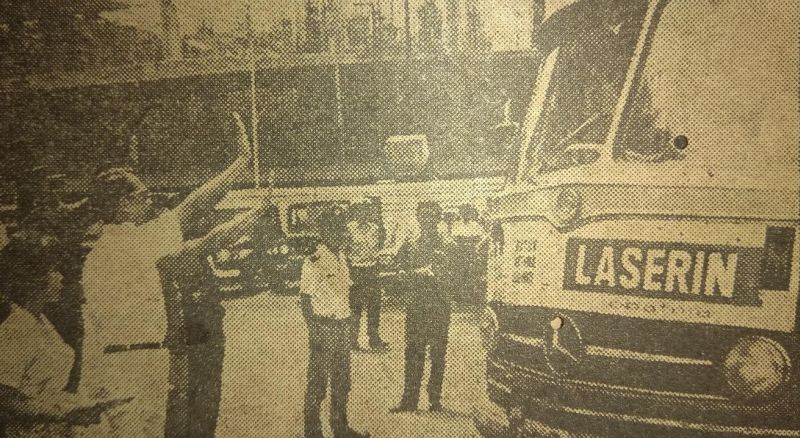 Ali Sadikin memberhentikan bus pertama yang masuk ke terminal bus di Lapangan Banteng yang dibangunnya. /Selecta, 25 Desember 1967.