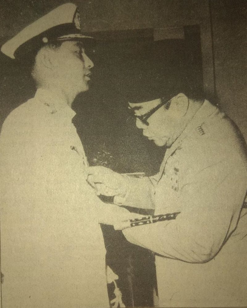 Ali Sadikin dilantik menjadi Gubernur DKI Jakarta oleh Presiden Soekarno pada 28 April 1966. /Repro buku Bang Ali: Demi Jakarta (1966-1977).