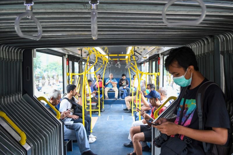 Sejumlah penumpang menaiki bus Transjakarta di Jakarta, Selasa (17/3/2020). Foto Antara/M Risyal Hidayat.