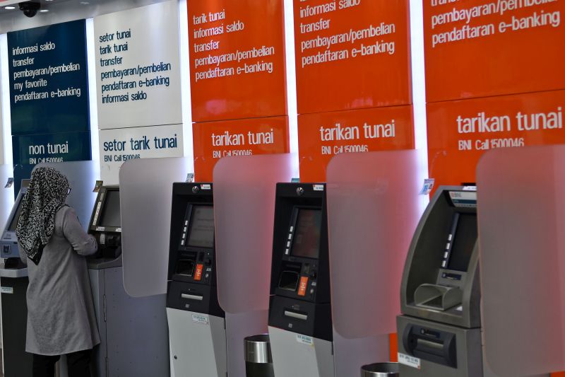  Warga menggunakan layanan anjungan tunai mandiri (ATM) Bank Negara Indonesia (BNI) di Jakarta, Rabu (23/10). /Antara Foto.