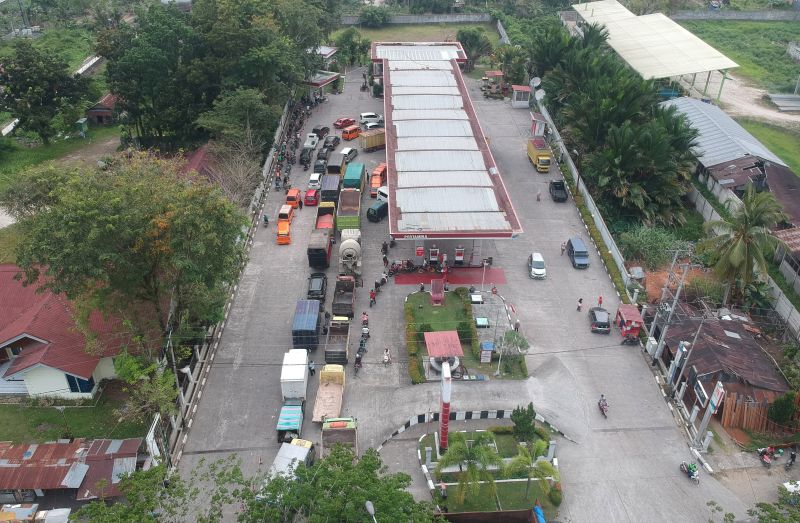 Sejumlah kendaraan mengantre untuk mengisi Bahan Bakar Minyak (BBM), di SPBU Lubuk Buaya, Padang, Sumatera Barat, Jumat (8/11). /Antara Foto.