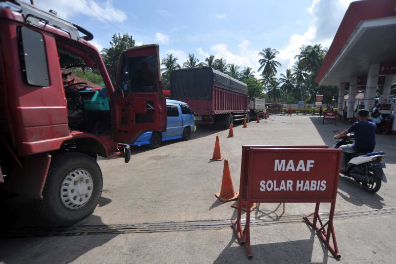 Sejumlah truk diparkir saat menunggu pasokan Bahan Bakar Minyak (BBM) jenis solar yang habis, di SPBU Solok, Sumatera Barat, Sabtu (16/11). /Antara Foto.