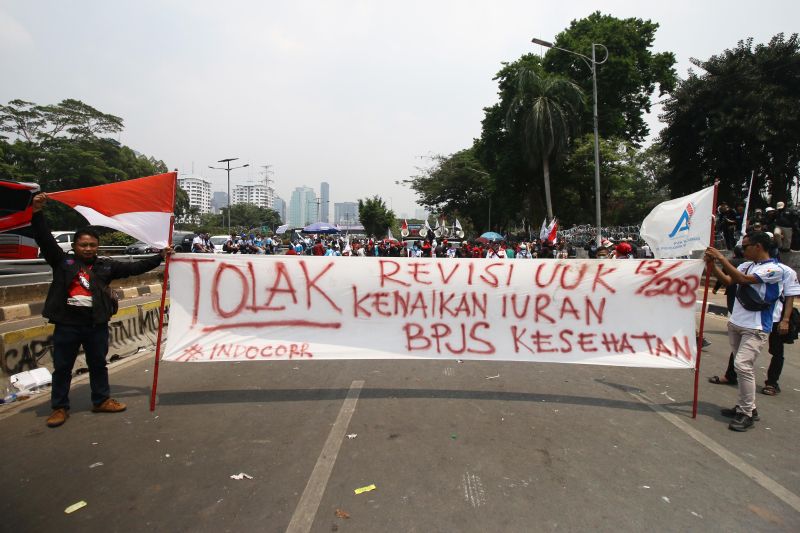 Buruh menggelar aksi di kawasan Senayan, Jakarta, Rabu (2/10). /Antara Foto.