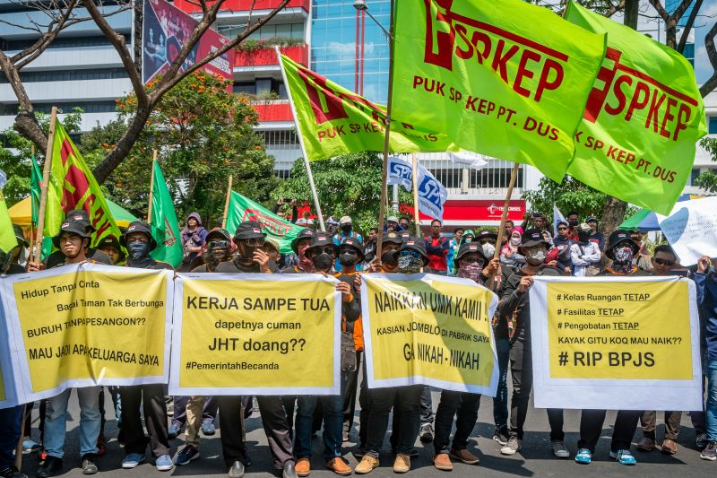 Sejumlah buruh dari berbagai serikat buruh di Jawa Tengah membawa poster saat berunjuk rasa di depan Kantor Gubernur Jawa Tengah di Semarang, Jawa Tengah, Rabu (2/10). /Antara Foto.