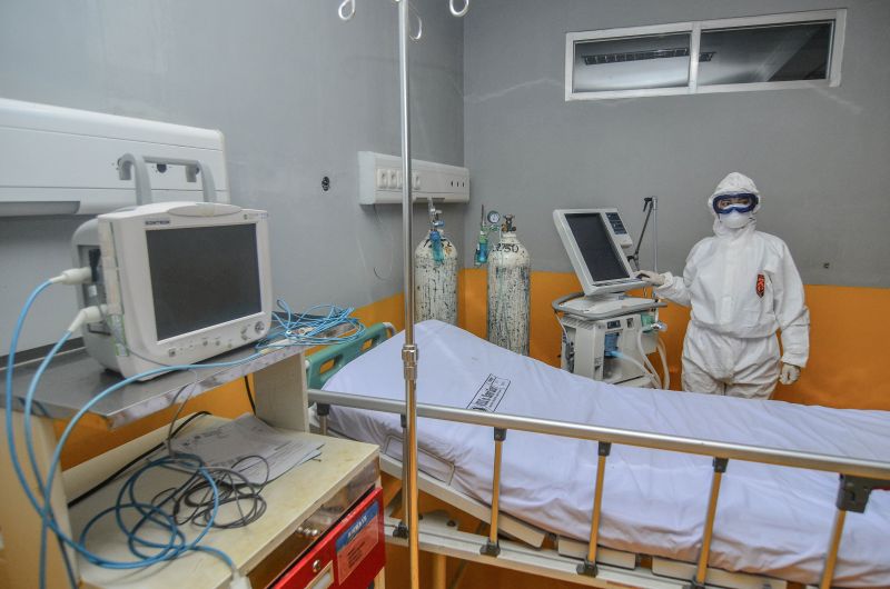 Petugas medis unit gawat darurat Melasari, menunjukkan ruang isolasi untuk pasien virus corona atau Covid-19 di Rumah Sakit Umum Daerah (RSUD) Dr Slamet, Kabupaten Garut, Jawa Barat, Selasa (3/3/2020). Foto Antara/Adeng Bustomi.