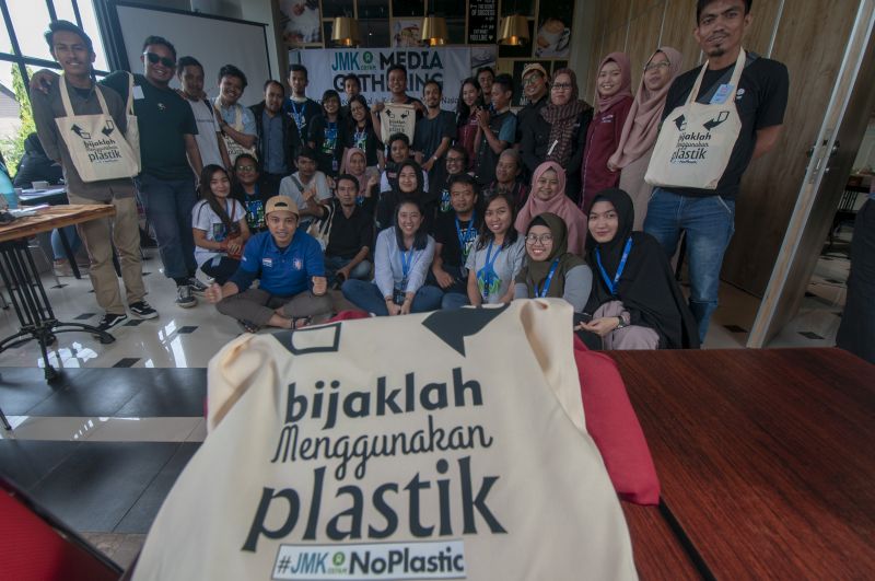 Sejumlah wartawan berpose bersama saat mengikuti media gathering kebencanaan dan kampanye pengurangan plastik di Palu, Sulawesi Tengah, Rabu (10/7). /Antara Foto.