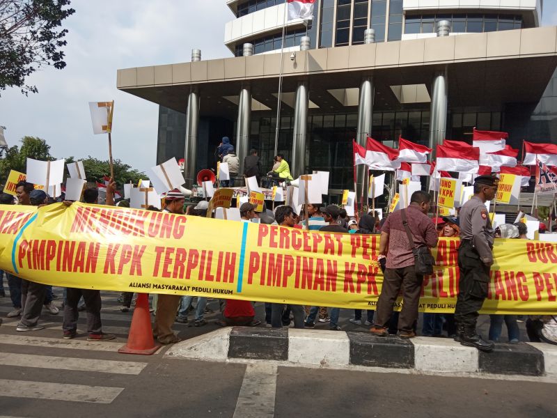 Salah satu tuntutan massa aksi di depan Gedung KPK, Jakarta, Kamis (19/9) adalah segera melantik pimpinan KPK baru. Alinea.id/Manda Firmansyah.
