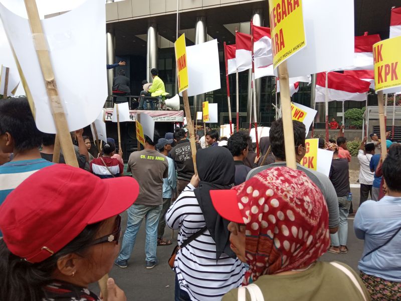 Massa aksi di depan Gedung KPK, Jakarta Selatan, Kamis (19/9) terdiri dari berbagai usia. Alinea.id/Manda Firmansyah.