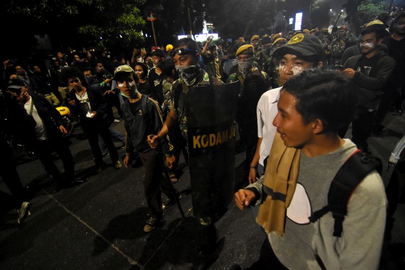 Personel TNI Kodam Jaya berusaha meredam pelajar yang terlibat kericuhan dengan polisi saat melakukan aksi unjuk rasa di kawasan Pejompongan, Jakarta, Rabu (25/9). /Antara Foto.
