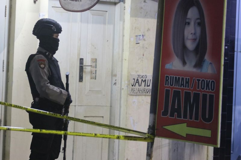 Petugas kepolisian berjaga saat penggeledahan sebuah ruko yang dihuni terduga teroris di Indramayu, Jawa Barat, Minggu (13/10). /Antara Foto. 