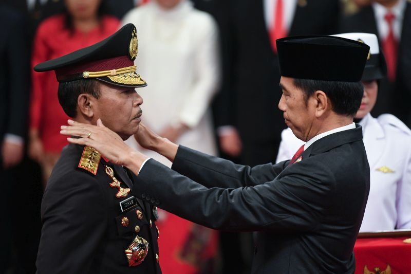 Presiden Joko Widodo (kanan) menyematkan tanda pangkat kepada Kapolri Jenderal Pol Idham Azis saat upacara pelantikan Kapolri di Istana Negara, Jakarta, Jumat (1/11). /Antara Foto.