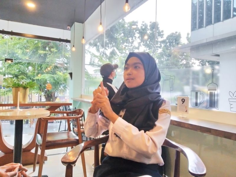 Annisa Rahmania, seorang aktivis dan penyandang disabilitas tuli, yang juga seorang pegawai di Kementerian Perhubungan, saat berbincang di kedai Koptul, Duren Tiga, Jakarta Selatan, Kamis (30/1/2020). Alinea.id/Robertus Rony Setiawan.