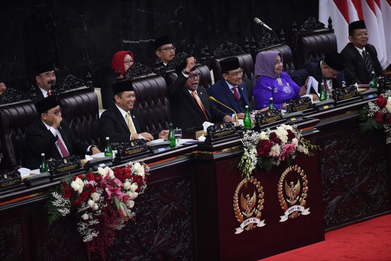 Ketua DPD Oesman Sapta Odang (ketiga kiri) bersama Ketua DPR Bambang Soesatyo (kedua kiri) memimpin Sidang Bersama DPD-DPR di Kompleks Parlemen, Senayan, Jakarta, Jumat (16/8). /Antara Foto.