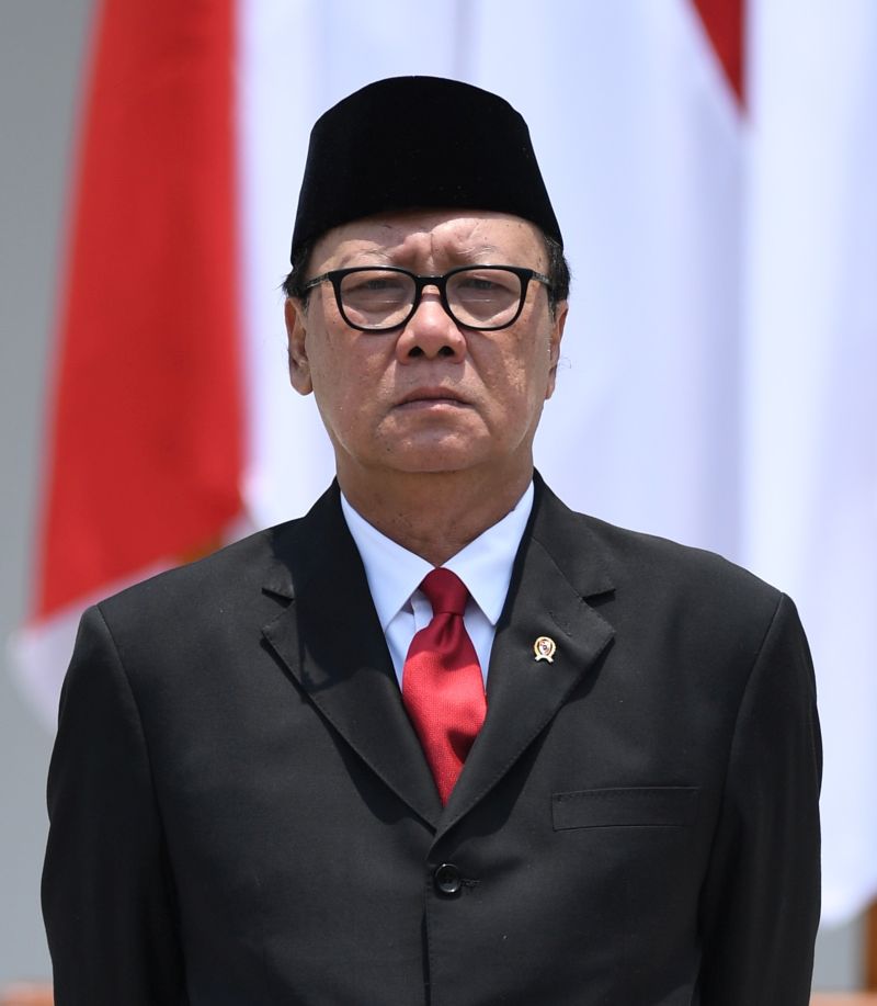 MenPAN RB Tjahjo Kumolo bersiap mengikuti foto bersama seusai pelantikan menteri Kabinet Indonesia Maju di Beranda Halaman Istana Merdeka, Jakarta, Rabu (23/10). /Antara Foto.