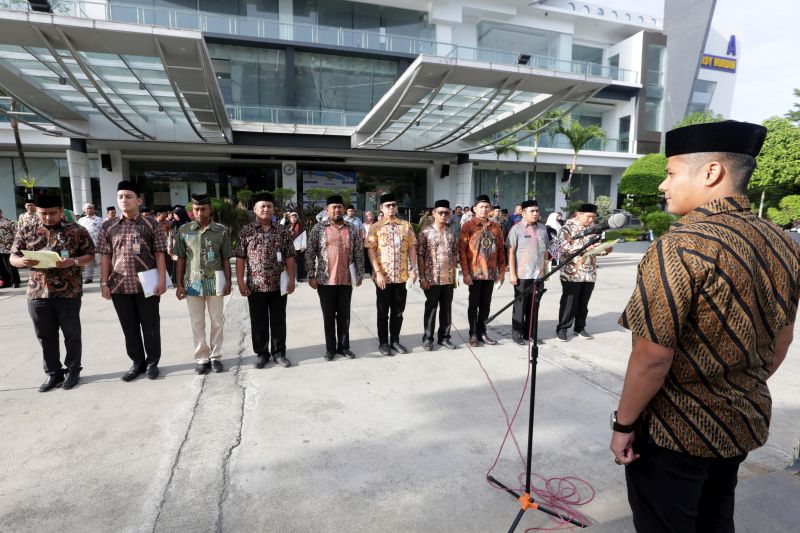 Aparatur Sipil Negara (ASN) Sekretariat Pemko Banda Aceh mengenakan pakaian batik dalam rangka memperingati Hari Batik Nasional 2019 di halaman Balaikota, Banda Aceh, Aceh, Rabu (2/10). /Antara Foto.
