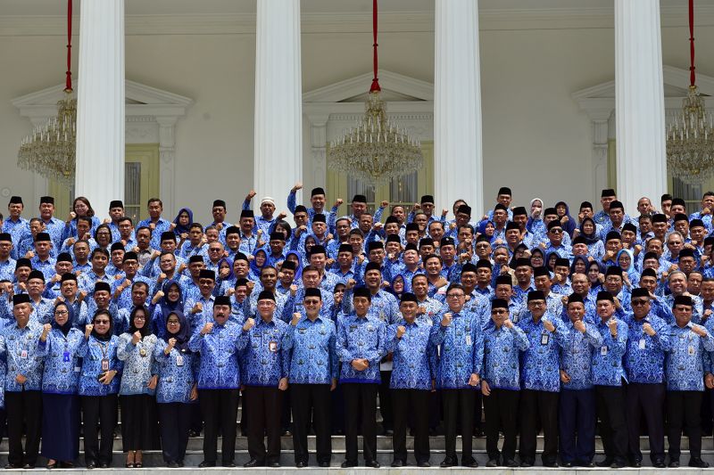 Presiden Jokowi bersama peserta Rakernas Korpri 2019 di Istana Merdeka, Jakarta, Selasa (26/2). /Agung/Humas/setkab.go.id.  