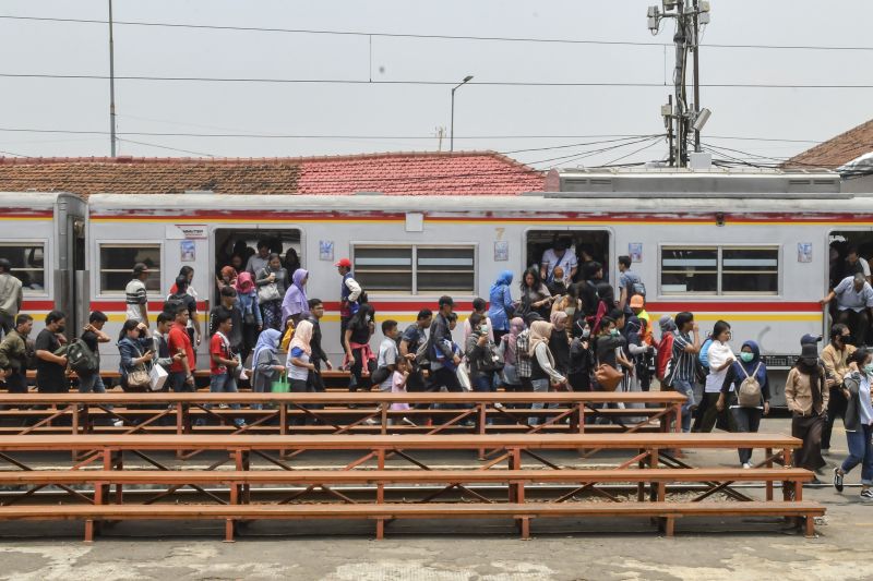 Penumpang turun dari gerbong KRL Jabodetabek di Stasiun Manggarai, Jakarta, Rabu (9/10). /Antara Foto. 