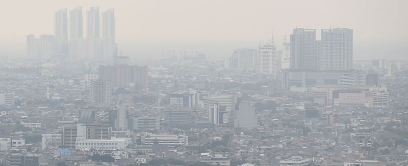 Pemandangan gedung-gedung bertingkat berselimut kabut polusi udara terlihat dari ketinggian di Jakarta, Jumat (9/8). /Antara Foto.