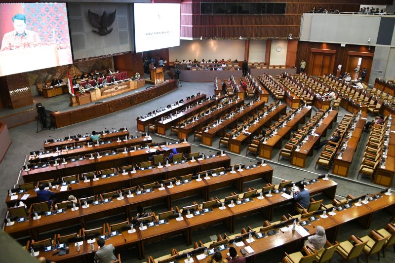 Aggota DPR mengikuti Rapat Paripurna di Kompleks Parlemen, Senayan, Jakarta, Selasa (17/9). /Antara Foto. 