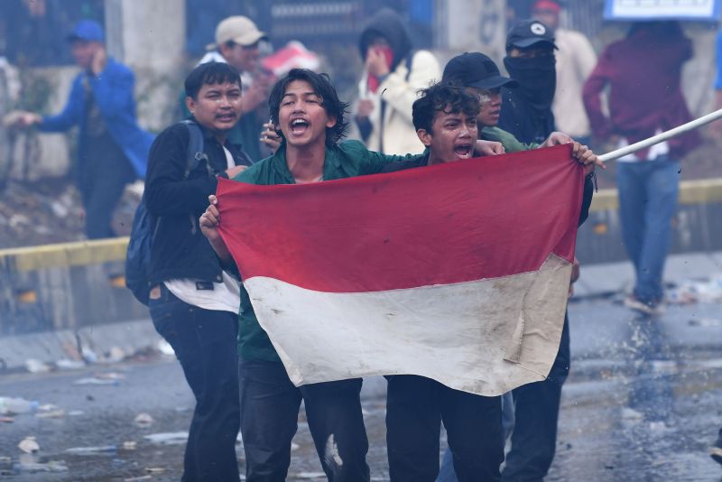 Sejumlah mahasiswa terlibat kericuhan saat berunjuk rasa di depan kompleks Parlemen di Jakarta, Selasa (24/9). /Antara Foto.