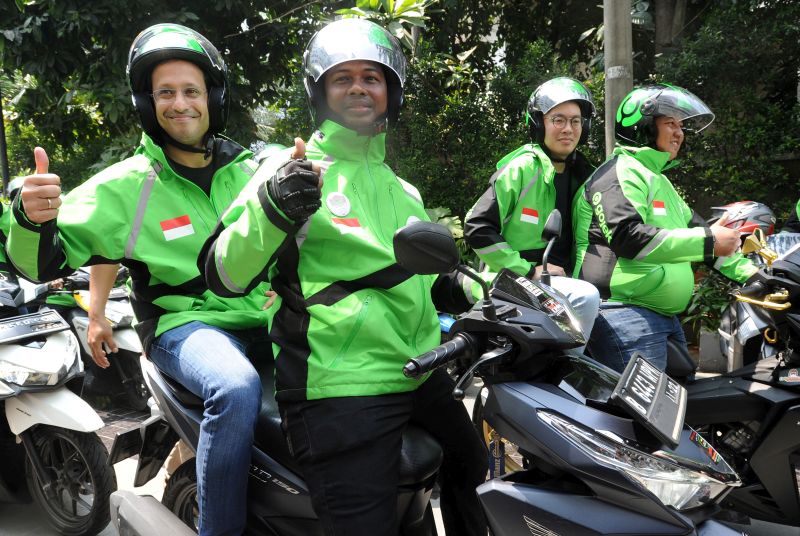 Founder dan CEO Gojek Grup Nadiem Makarim (kiri) dan Co-Founder Kevin Aluwi (kedua kanan) bersiap melakukan konvoi bersama mitra driver saat peresmian logo baru Gojek di kantor pusat Gojek, Jakarta, Senin (22/7). /Antara Foto.