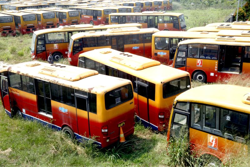 Sejumlah bus Transjakarta yang sudah tidak digunakan lagi diparkir di lahan kosong di Dramaga, Kabupaten Bogor, Jawa Barat, Kamis (25/7). Antara Foto. 