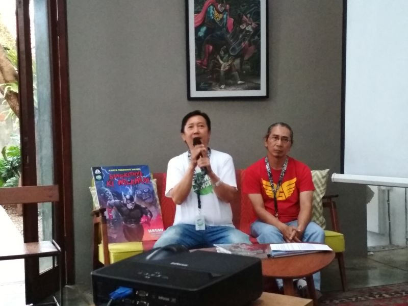 Andy Wijaya dan Sungging dalam diskusi tentang Gundala dan Godam di bilangan Kemang, Jakarta Selatan, Sabtu (12/10). Alinea.id/Nanda Aria.