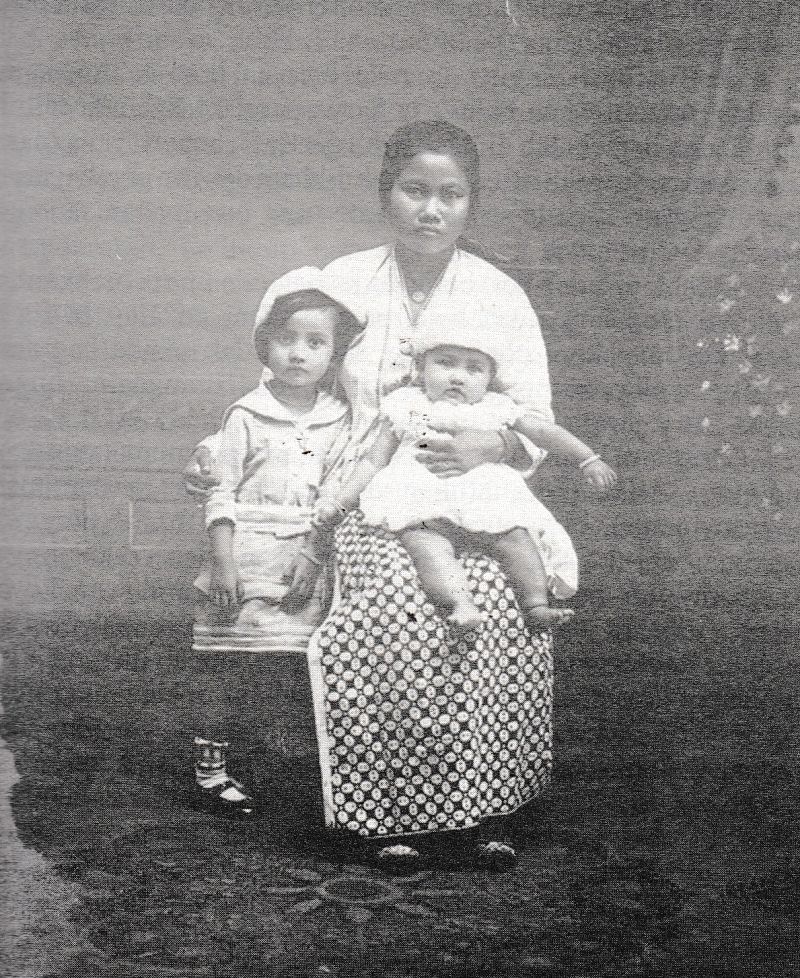 Roebiam bersama kedua putrinya pada 1920. /Repro buku Nyai dan Pergundikan di Hindia Belanda (2010). 