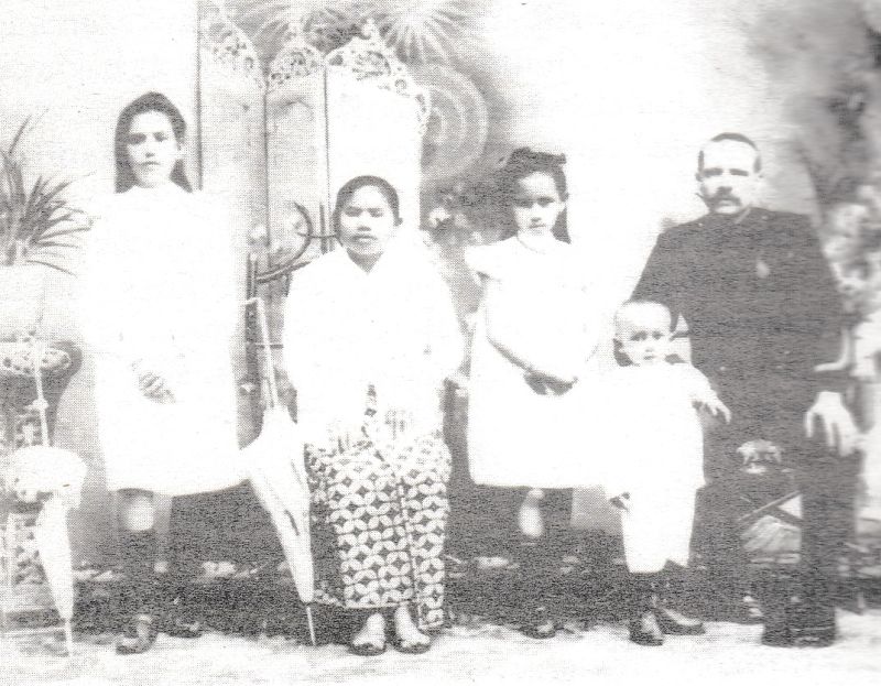 Seorang nyai bernama Sri dan keluarganya pada 1909. /Repro buku Nyai dan Pergundikan di Hindia Belanda (2010). 