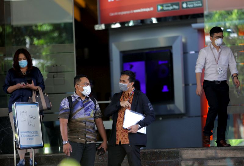 Sejumlah karyawan menggunakan masker saat keluar dari gedung BRI 2, Jakarta, Kamis (23/1/2020).Menteri Kesehatan Terawan Agusputranto memastikan bahwa pasien yang diduga terjangkit virus korona atau novel coronavirus (nCov) di gedung BRI 2 hanya menderita sakit tenggorokan biasa. Foto Antara/Reno Esnir.
