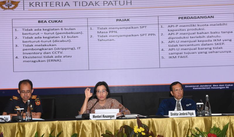 Menteri Keuangan Sri Mulyani (tengah) memberikan keterangan terkait upaya pemerintah untuk membendung banjir impor tekstil dan produk tekstil (TPT) di Jakarta, Senin (14/10). /Antara Foto. 