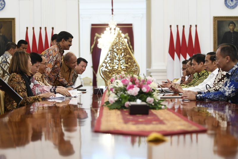 Presiden Joko Widodo (kedua kanan) didampingi Menteri Perindustrian Agus Gumiwang Kartasasmita (kanan), Menko Perekonomian Airlangga Hartarto (ketiga kanan), Menteri Perdagangan Agus Suparmanto (keempat kanan) dan Kepala BKPM Bahlil Lahadalia (kelima kanan) menerima pengurus Asosiasi Pertekstilan Indonesia (API) dan Asosiasi Produsen Serat Sintesis dan Benang Filamen Indonesia (APSyFI) di Istana Merdeka Jakarta, Kamis (21/11). /Antara Foto. 