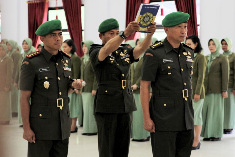 Kolonel Kav Hendi Suhendi (kiri) menyaksikan Kolonel Inf Alamsyah (kanan) diambil sumpahnya sebagai Komandan Kodim 1417 Kendari saat upacara serah terima jabatan di Aula Tamalaki Korem 143 Haluoleo, Kendari, Sulawesi Tenggara, Sabtu (12/10). /Antara Foto. 