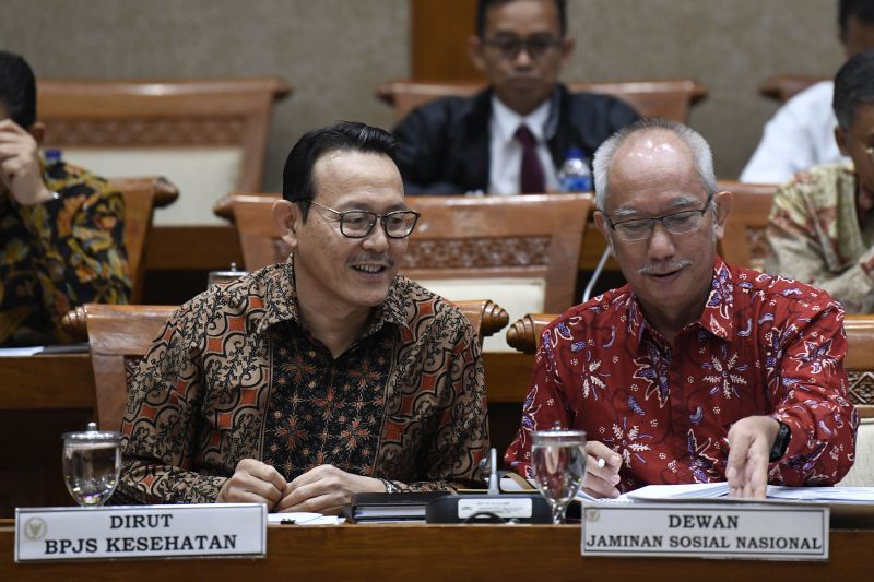 Direktur Utama BPJS Kesehatan Fachmi Idris (kiri) dan Ketua Dewan Jaminan Sosial Nasional (DJSN) Tubagus Achmad Choesni (kanan) mengikuti rapat kerja gabungan Komisi IX dan Komisi XI di Jakarta, Senin (2/9). /Antara Foto.