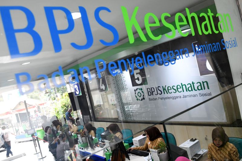 Petugas melayani warga di Kantor Pelayanan BPJS Kesehatan Jakarta Pusat, Matraman, Jakarta, Selasa (3/8). /Antara Foto. 