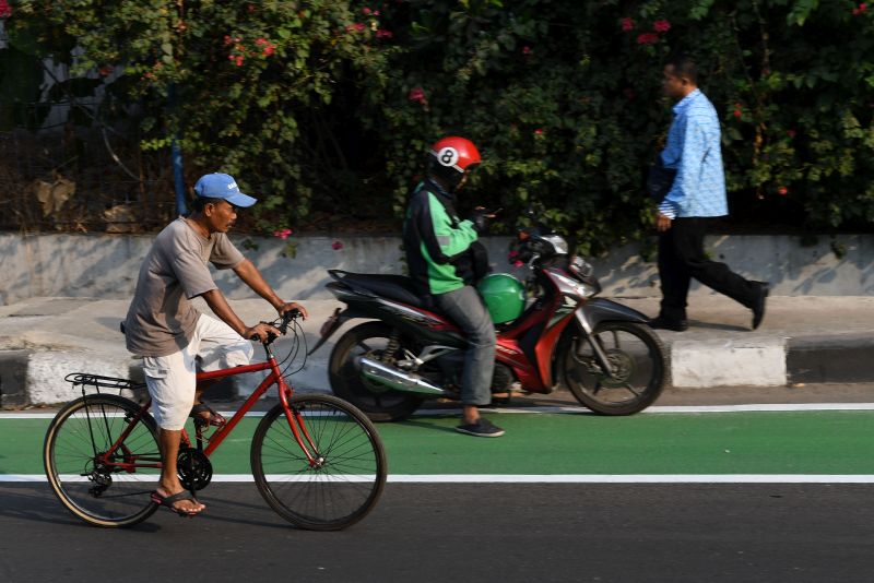 Pengendara sepeda melintasi jalur sepeda di Jalan Pemuda, Pulo Gadung, Jakarta Timur, Kamis (19/9). /Antara Foto. 
