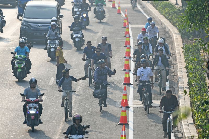 Gubernur DKI Jakarta Anies Baswedan (kedua kanan) berbincang dengan warga ketika bersepeda di Jakarta, Jumat (20/9). /Antara Foto. 