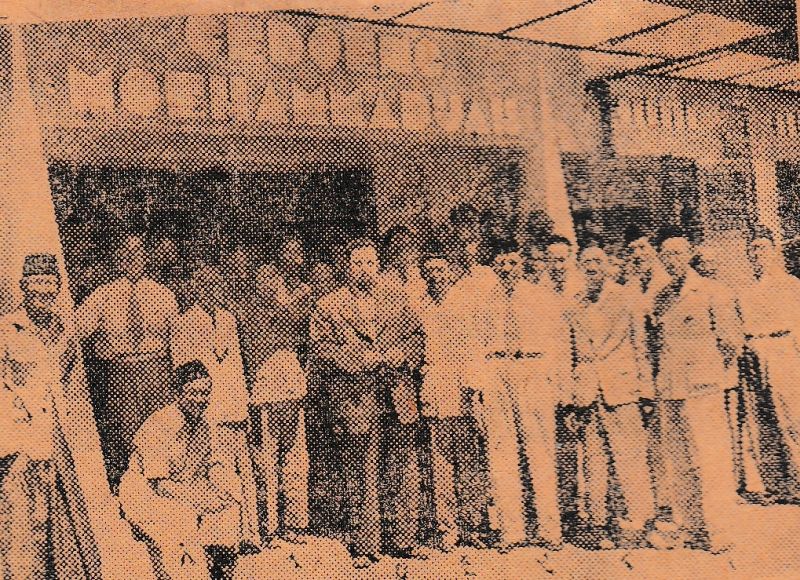Abdul Kahar Muzakkir bersama tokoh Islam di Kantor Muhammadiyah Yogyakarta. /Minggu Pagi, 22 Juni 1950.