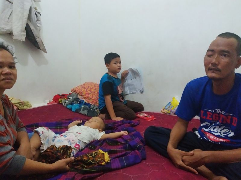 Rahmat Hidayat dan keluarganya saat ditemui di kamar indekosnya, Jalan Tali, Palmerah, Jakarta Barat, Senin (13/1/2020). Alinea.id/Robertus Rony Setiawan.