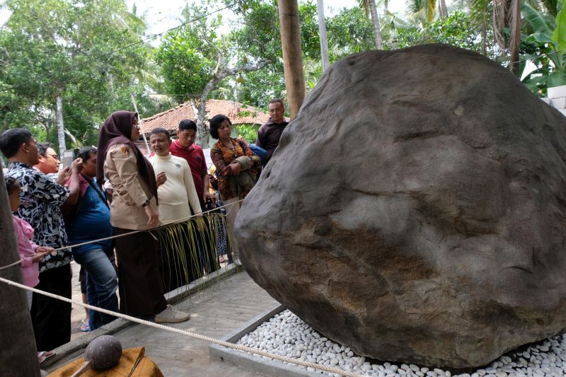  Sejumlah pengunjung menyaksikan batu prasasti di komplek Keraton Agung Sejagad Desa Pogung Jurutengah, Bayan, Purworejo, Jawa Tengah, Selasa (14/1/2020). Foto Antara/Anis Efizudin.