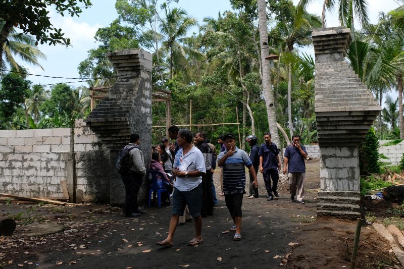  Sejumlah pengunjung berada di gapura pintu masuk komplek Keraton Agung Sejagad Desa Pogung Jurutengah, Bayan, Purworejo, Jawa Tengah, Selasa (14/1/2020). Foto Antara/Anis Efizudin.