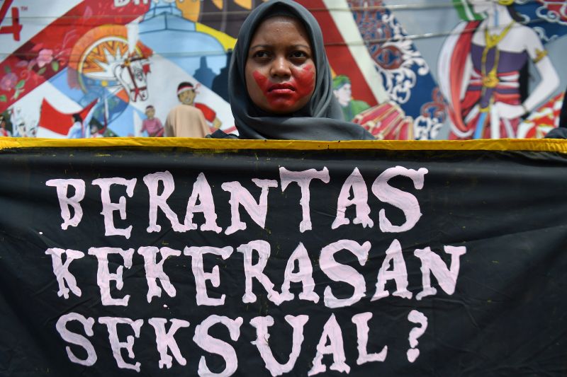 Aktivis yang tergabung dalam Gerak Perempuan menggelar aksi damai di depan kantor Kementerian Pendidikan dan Kebudayaan, Jakarta, Senin (10/2/2020). Foto Antara/Sigid Kurniawan.