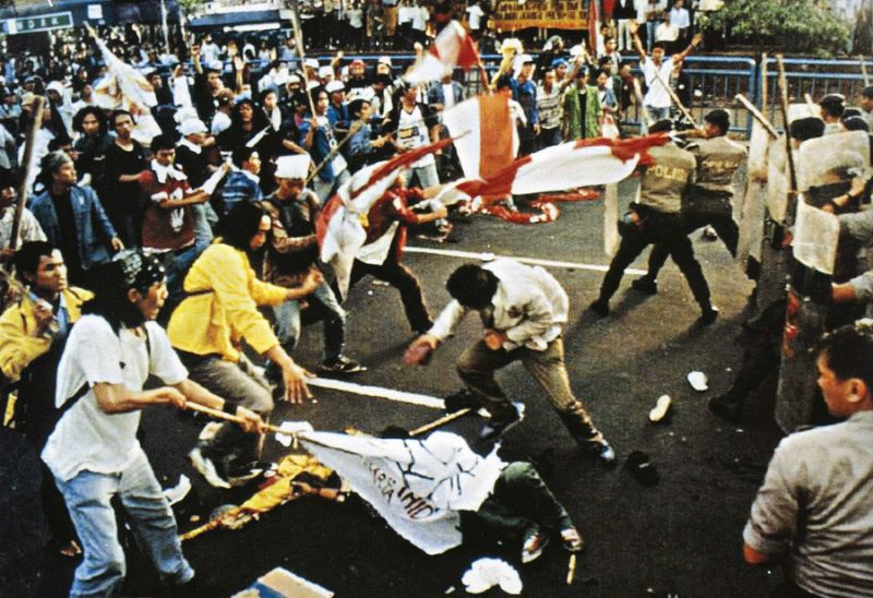 Bentrok mahasiswa dan aparat di Semanggi, Jakarta, pada 1998. /Berbagai Peristiwa dan Penanganannya, 1998-1999/commons.wikimedia.org.