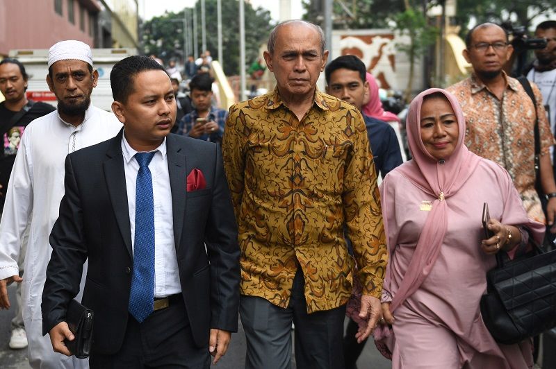 Mayor Jenderal TNI Purn Kivlan Zen (tengah) berjalan meninggalkan Bareskrim Polri usai menjalani pemeriksaan di Jakarta, Senin (13/5). /Antara Foto