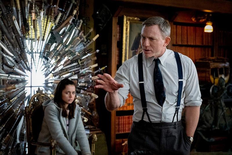 Daniel Craig dan Ana de Armas dalam film Knives Out (2019). Foto Imdb.com.